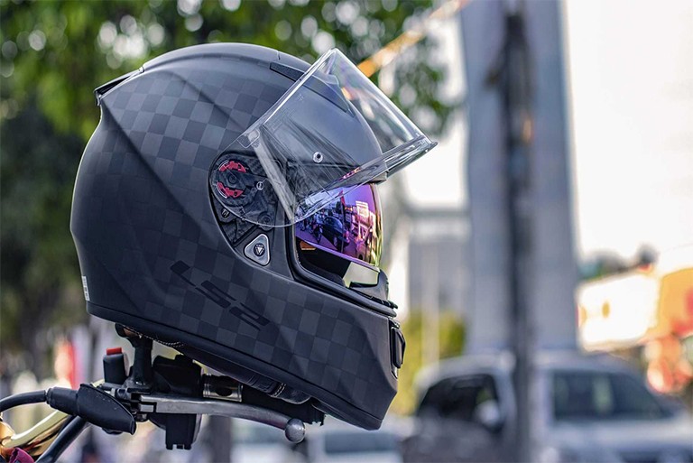 Motorcycle helmet style